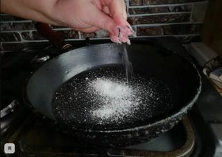 Фото: Соль на дне сковороды, чтобы избежать разбрызгивания/ Источник: optim 1 stk.ru