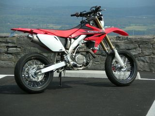 Мотоцикл Honda CRF450 Supermoto дебютировал во Франции