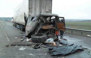 В Ростовской области на трассе М4 «Дон» две фуры раздавили «УАЗ», есть жертвы