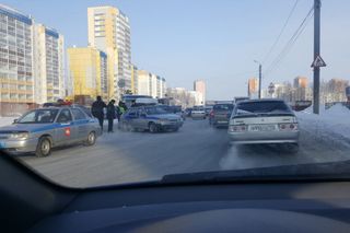 «Легковушка» протаранила автомобиль Росгвардии в Челябинске