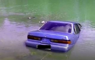 В Ангарске автомобиль утонул в реке
