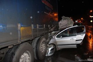 В Челябинске иномарка с тремя девушками влетела под грузовик, есть жертвы