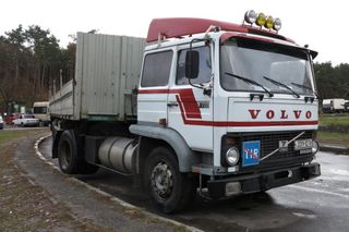 На дорогах Киева замечен раритетный грузовик Volvo F7 Miljo