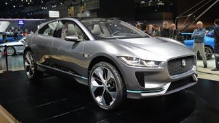 Половина моделей Jaguar Land Rover к 2020 году станут электрическими и гибридными