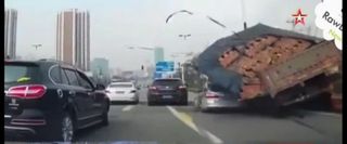 После ДТП в Китае «легковушку» засыпало кирпичами, которые перевозил грузовик