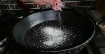 «Ураган» на сковородке: Три способа, как предотвратить разбрызгивание масла при жарке