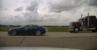 «Тесла» без водителя устроила «гонки» с полицией на скорости 150 км/ч