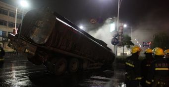 Грузовик с 20 тоннами серной кислоты перевернулся в Китае