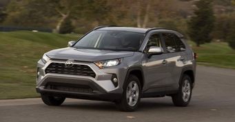 «А он точно новый?»: Блогер поделился впечатлениями от Toyota RAV4 2020 года выпуска